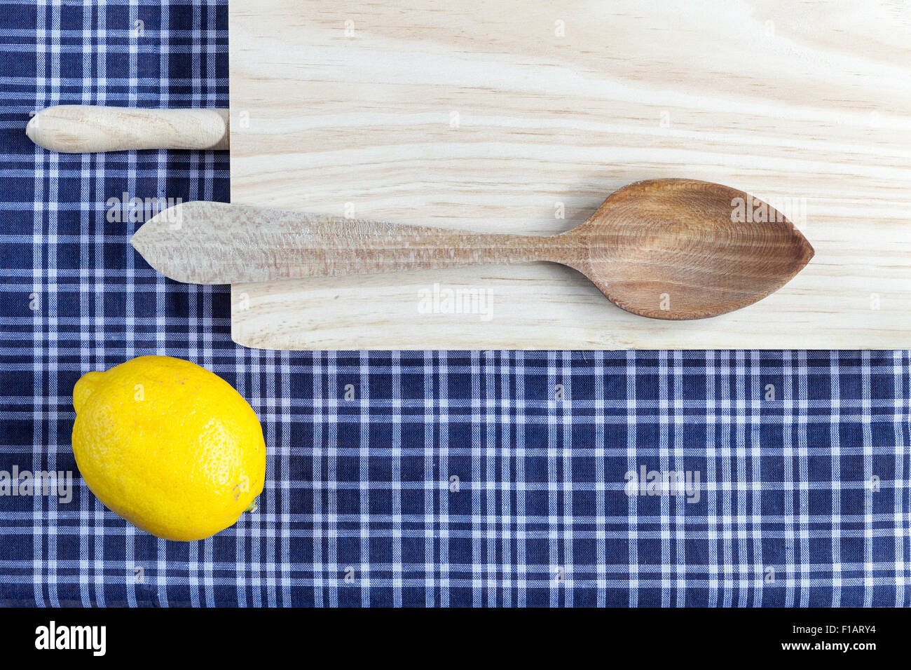 La tabella e il cucchiaio di legno su una tovaglia blu Foto Stock