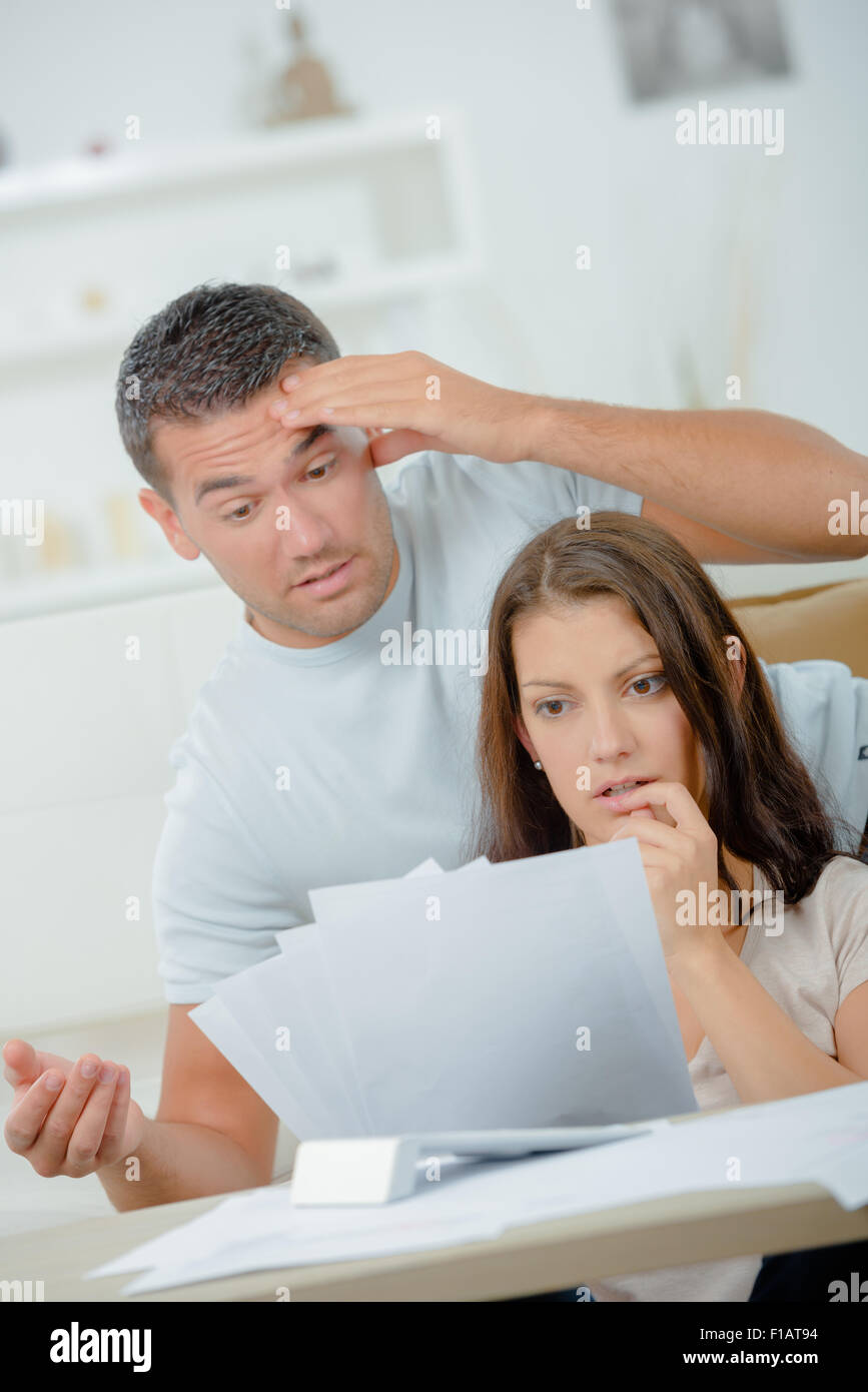 Fatture solo tenere aggiungendo fino Foto Stock