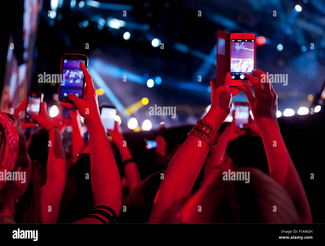 Mani di telefoni cellulari a un concerto di musica Foto Stock