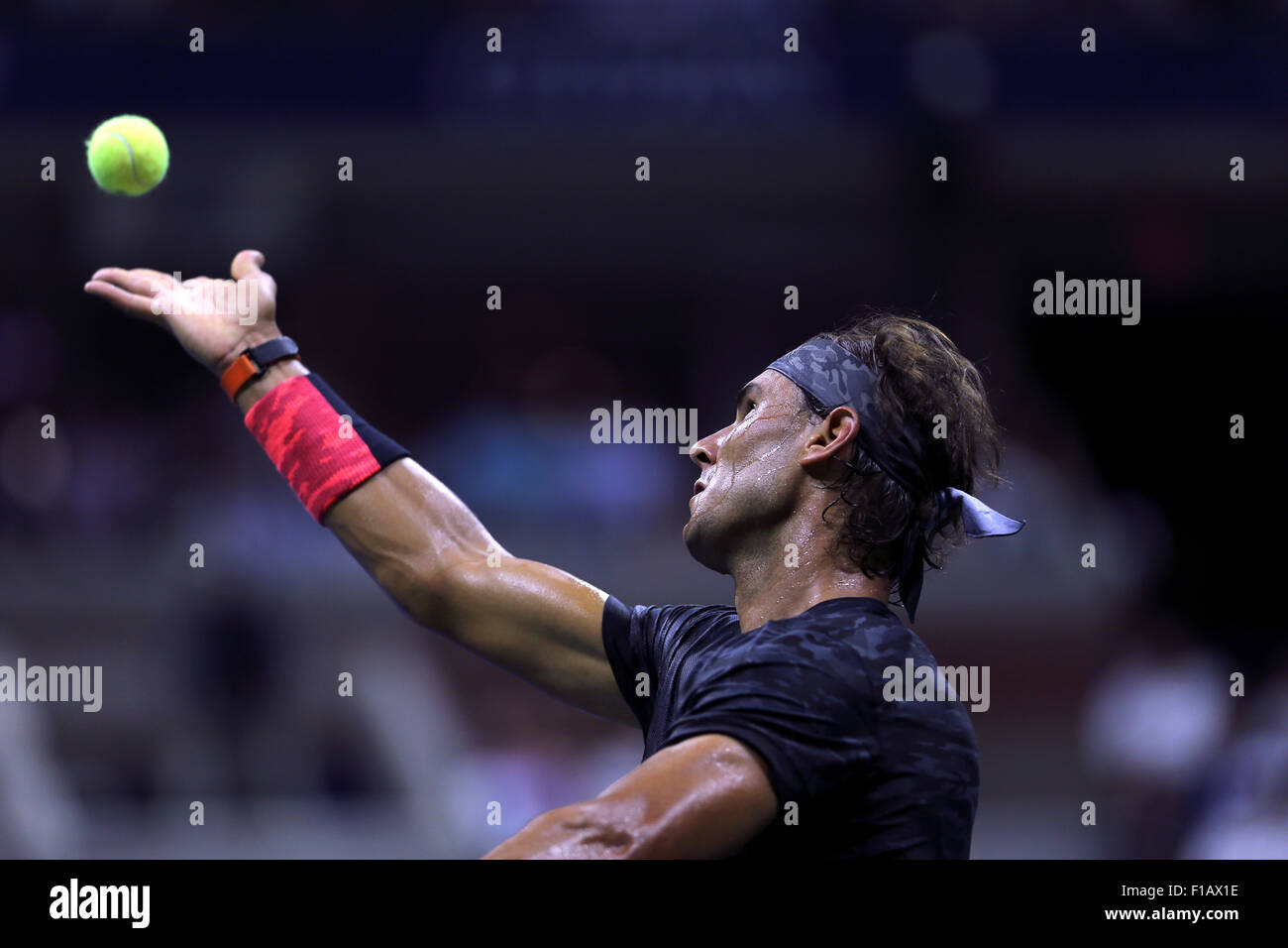 New York, Stati Uniti d'America. 31 Agosto, 2015. Rafael Nadal di Spagna si prepara a servire di Borna Coric di Croazia durante il primo round azione presso la U.S. Aperto in Flushing Meadows, New York. Credito: Adam Stoltman/Alamy Live News Foto Stock