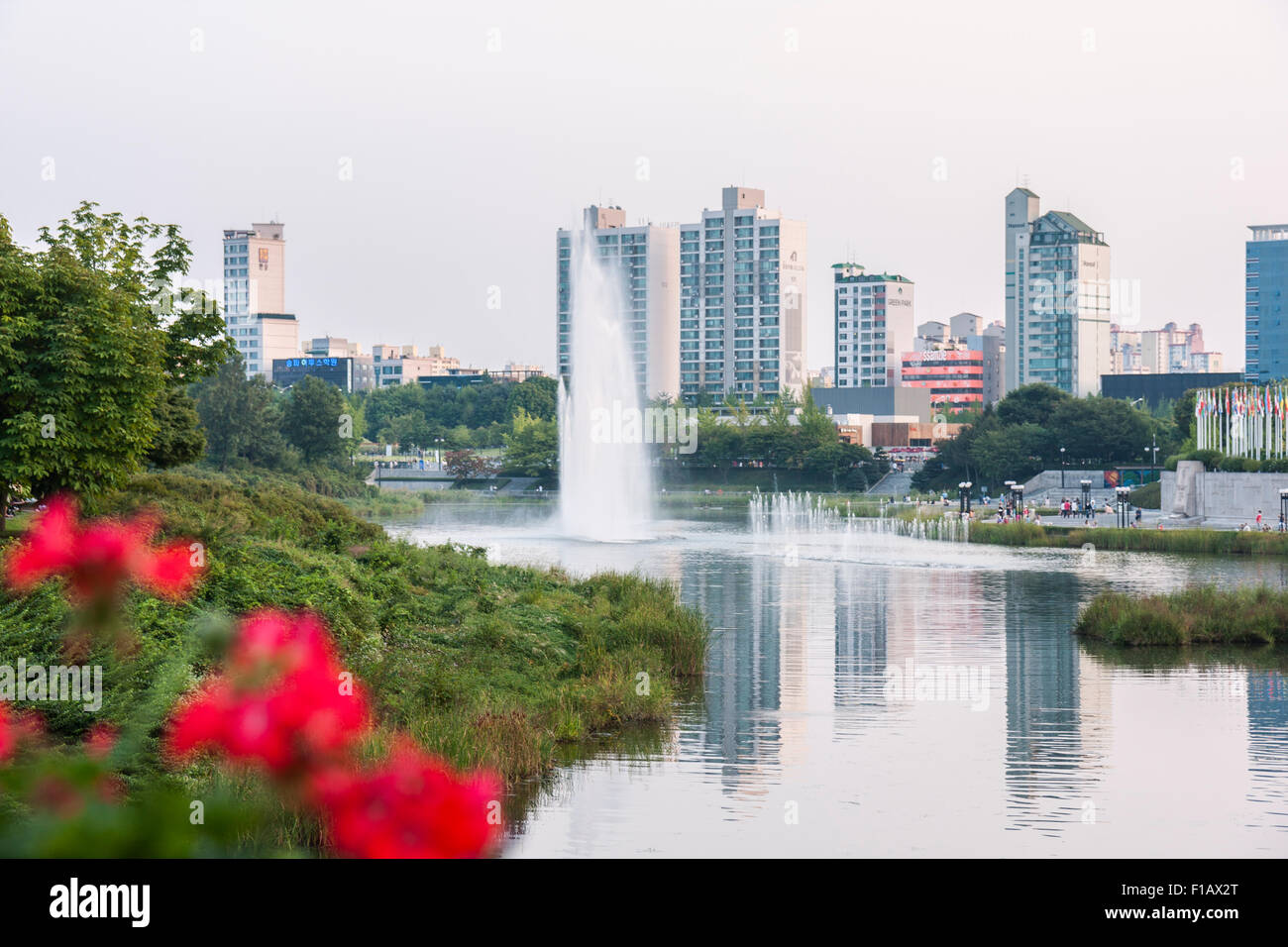 Seoul Olympic Park fontana dopo il tramonto Seoul COREA DEL SUD Foto Stock