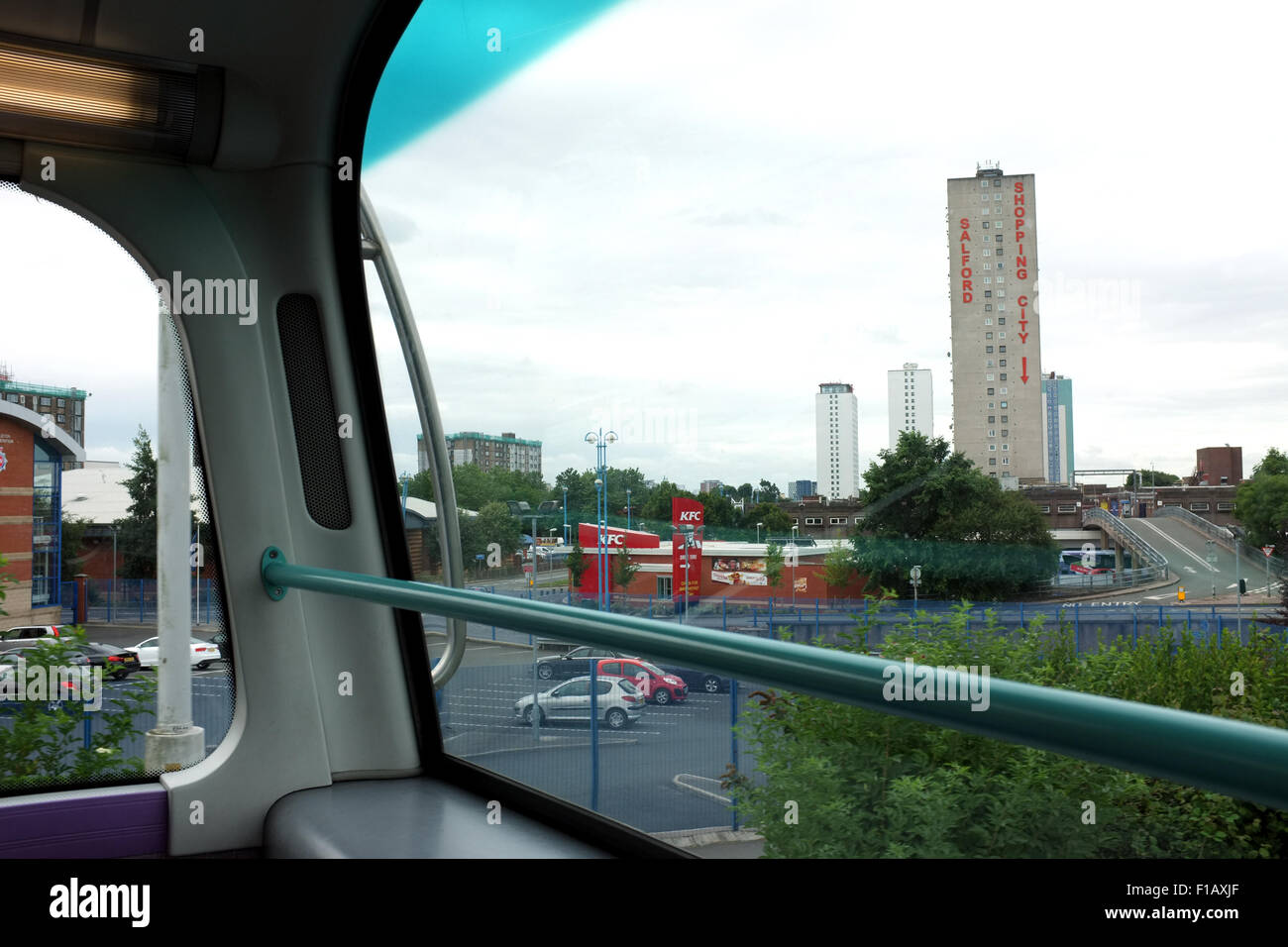Vista dal piano superiore di un autobus a due piani avvicinando Salford Shopping City in Inghilterra del Nord Ovest REGNO UNITO Foto Stock