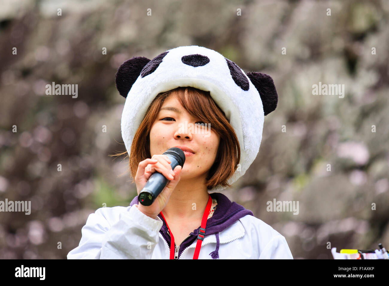 Kumamoto, Giappone, Hinokuni Yosakoi Dance Festival. Ragazza annunciatore con panda hat a parlare nel microfono. Close up, testa e spalle. Foto Stock
