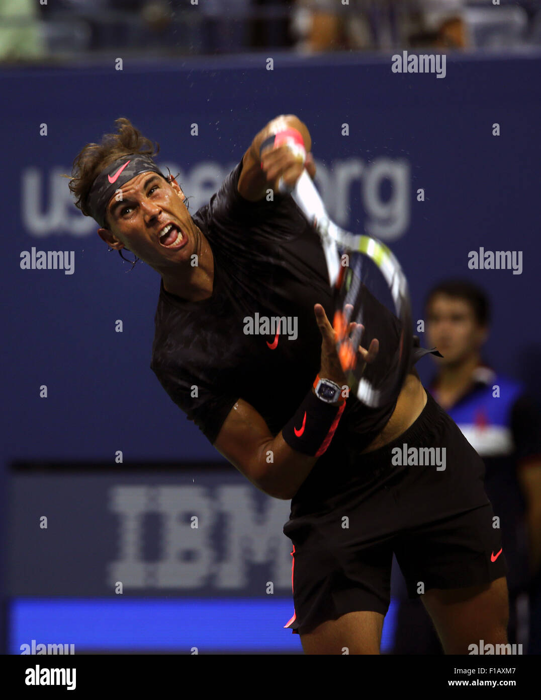 New York, Stati Uniti d'America. 31 Agosto, 2015. Rafael Nadal di Spagna che serve a Borna Coric di Croazia durante il primo round azione presso la U.S. Aperto in Flushing Meadows, New York. Credito: Adam Stoltman/Alamy Live News Foto Stock