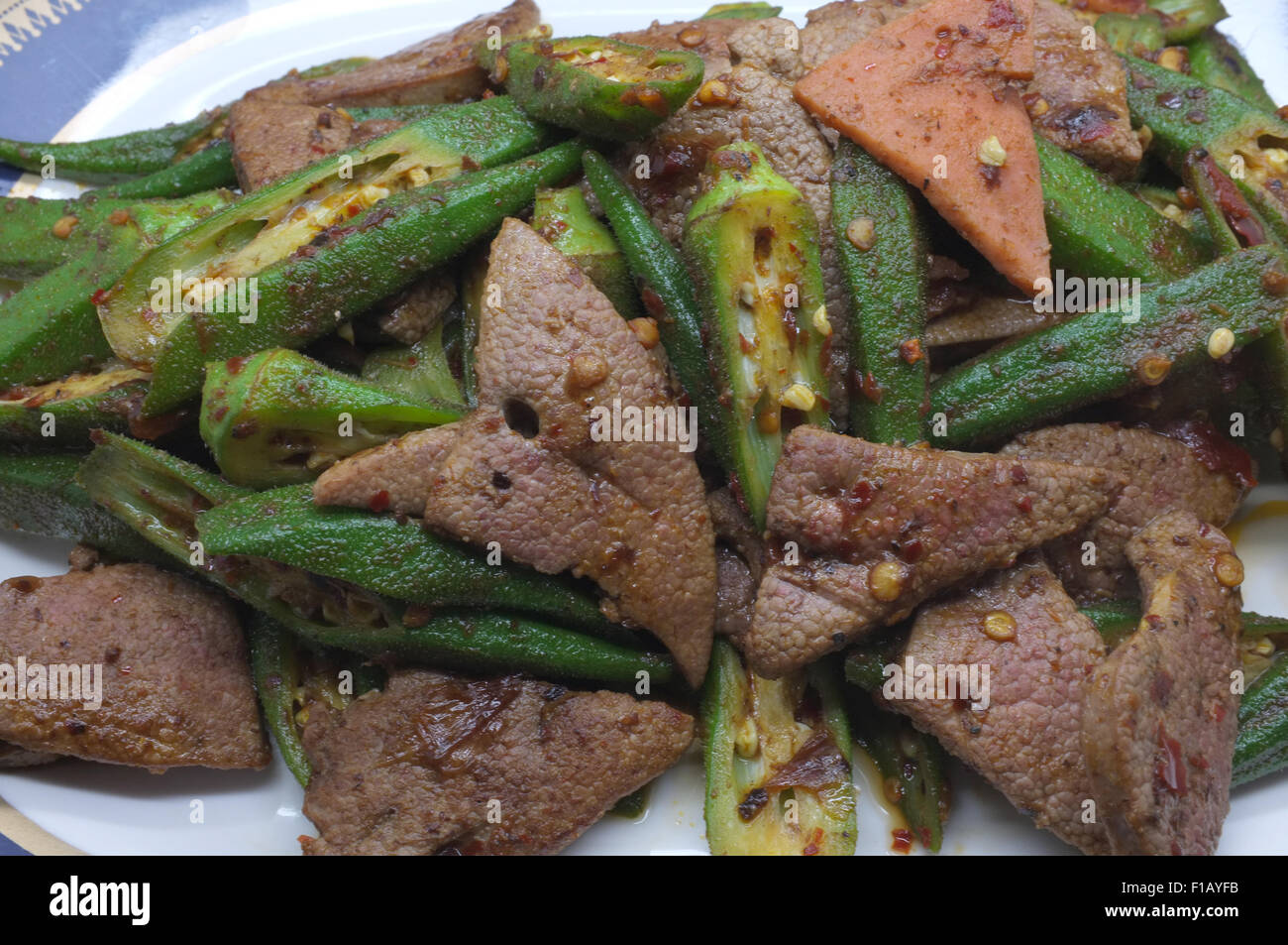 Mescolare frittura di fegato di maiale con l'okra, lady del dito Foto Stock