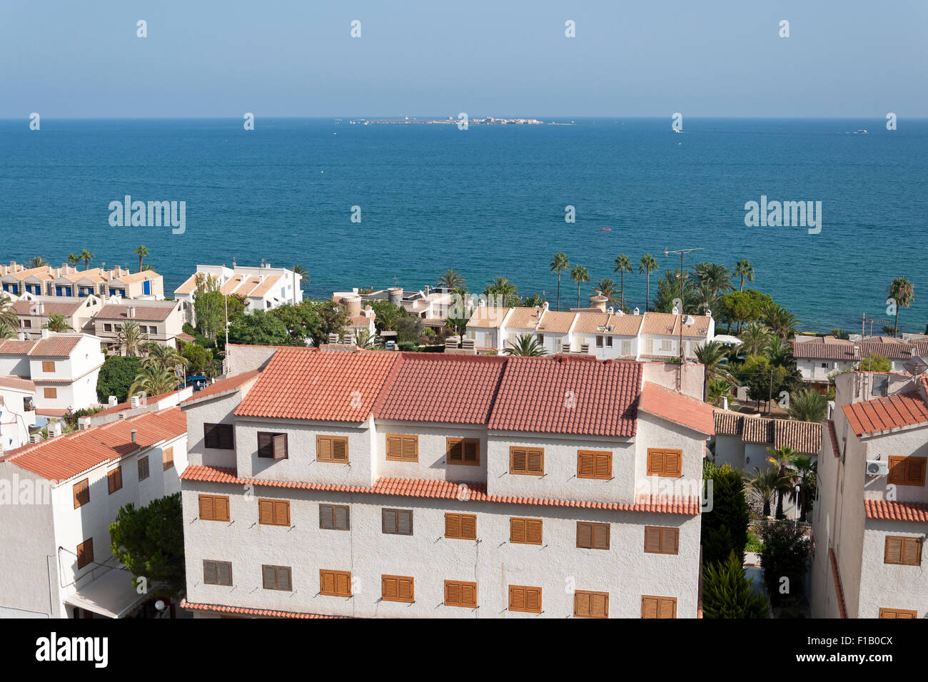 Vedute di Santa Pola la città con l isolotto di Tabarca in background. È una città costiera situata nella comarca del Baix Vinalopo, in Foto Stock