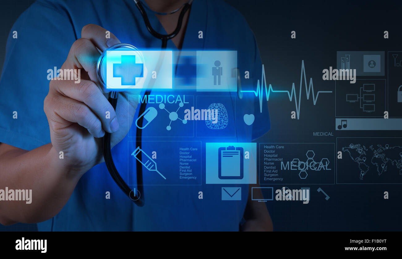 Medico di Medicina di spinta sul primo segno di aiuto con i moderni computer interfaccia Foto Stock
