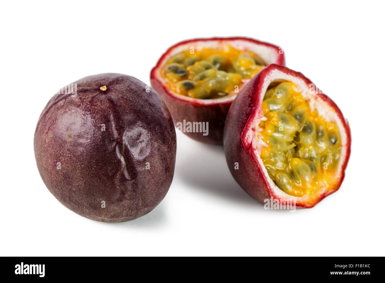 Close-up di un insieme e dividere i frutti della passione (granadiglie, viola granadilla (Passiflora edulis) isolati su sfondo bianco. Foto Stock