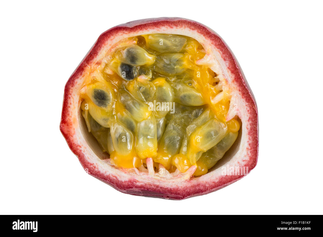 Primo piano di una fette di frutto della passione (granadiglie, viola granadilla (Passiflora edulis) visto dalla parte anteriore, isolato su bianco Foto Stock
