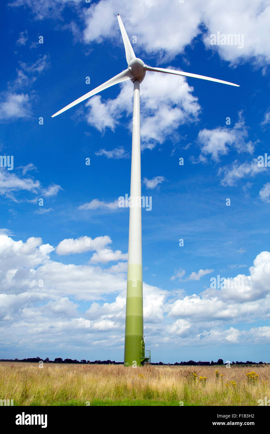 Unica fattoria eolica generatore con estate cielo dello sfondo. Foto Stock