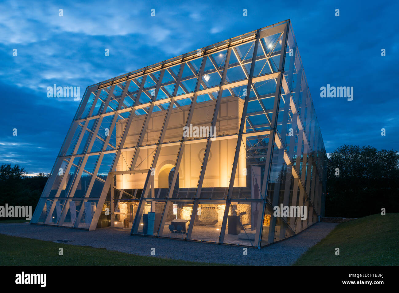 Limestor Dalkingen, protetto da un edificio in vetro, Sito del Patrimonio Mondiale, al tramonto, Rainau, Baden-Württemberg, Germania Foto Stock