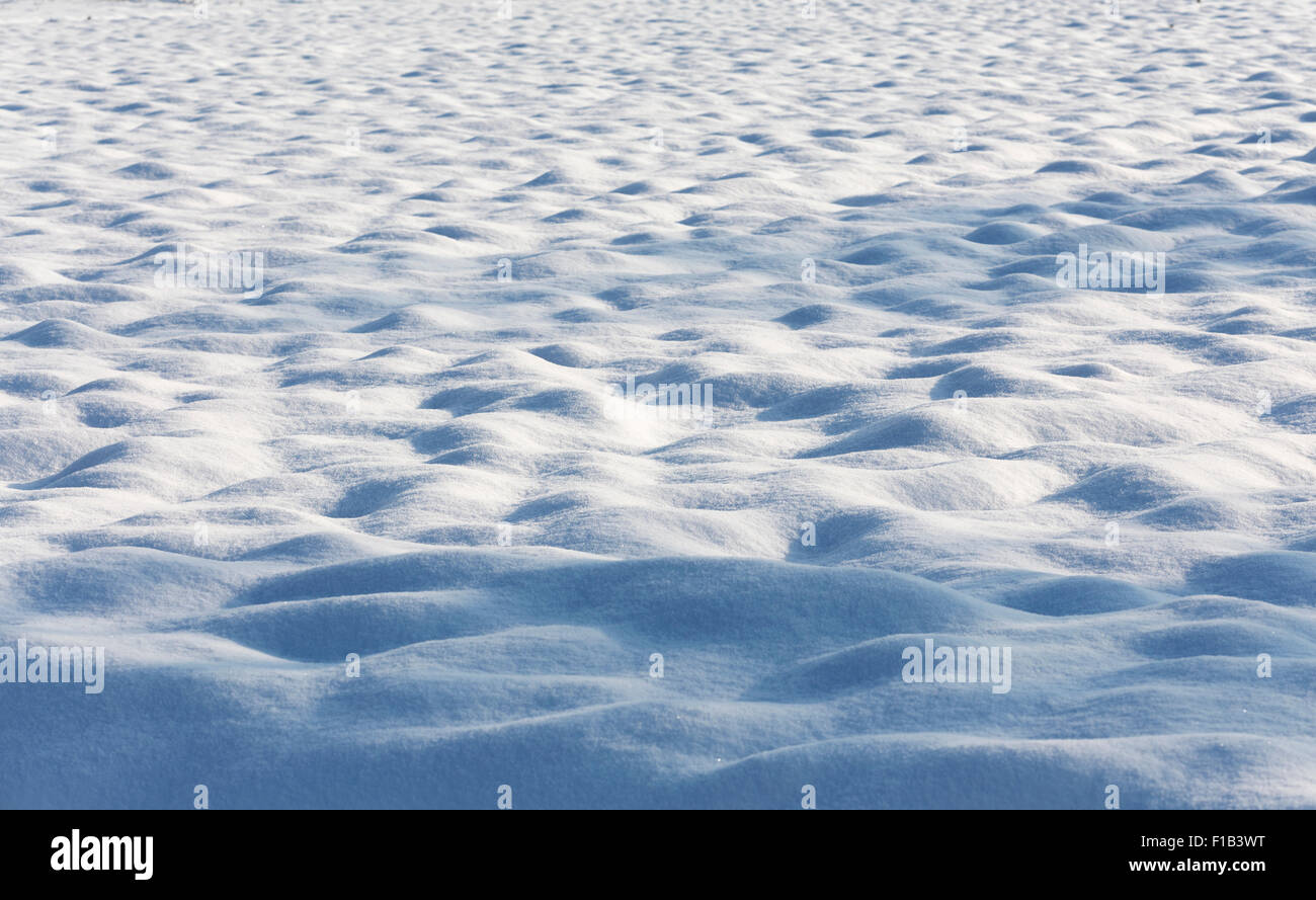 Neve, terreni accidentati con aree chiare e scure Foto Stock
