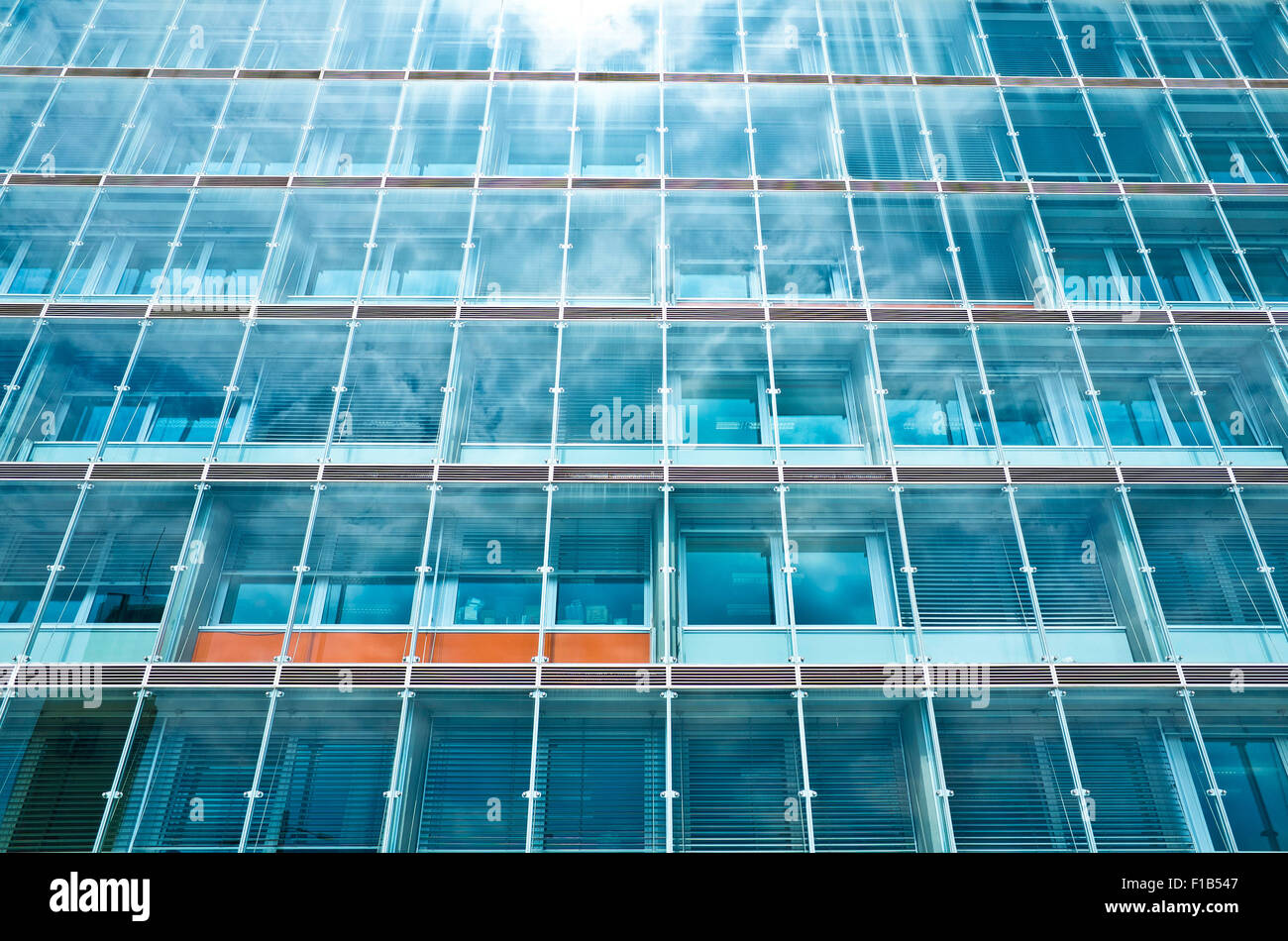 Edificio moderno con pareti in vetro e riflessioni Foto Stock