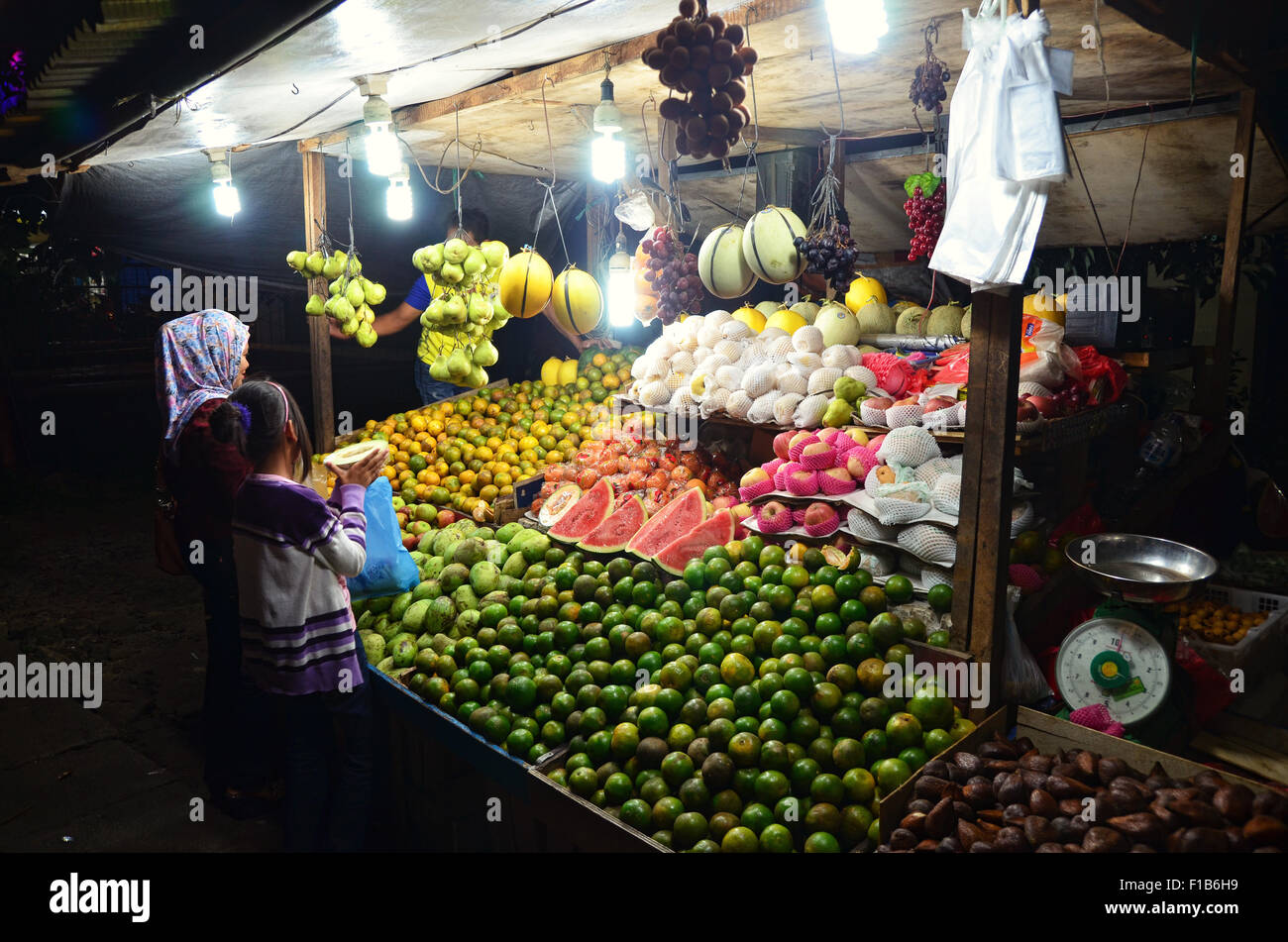 Fornitore di frutta in stallo durante la notte Foto Stock