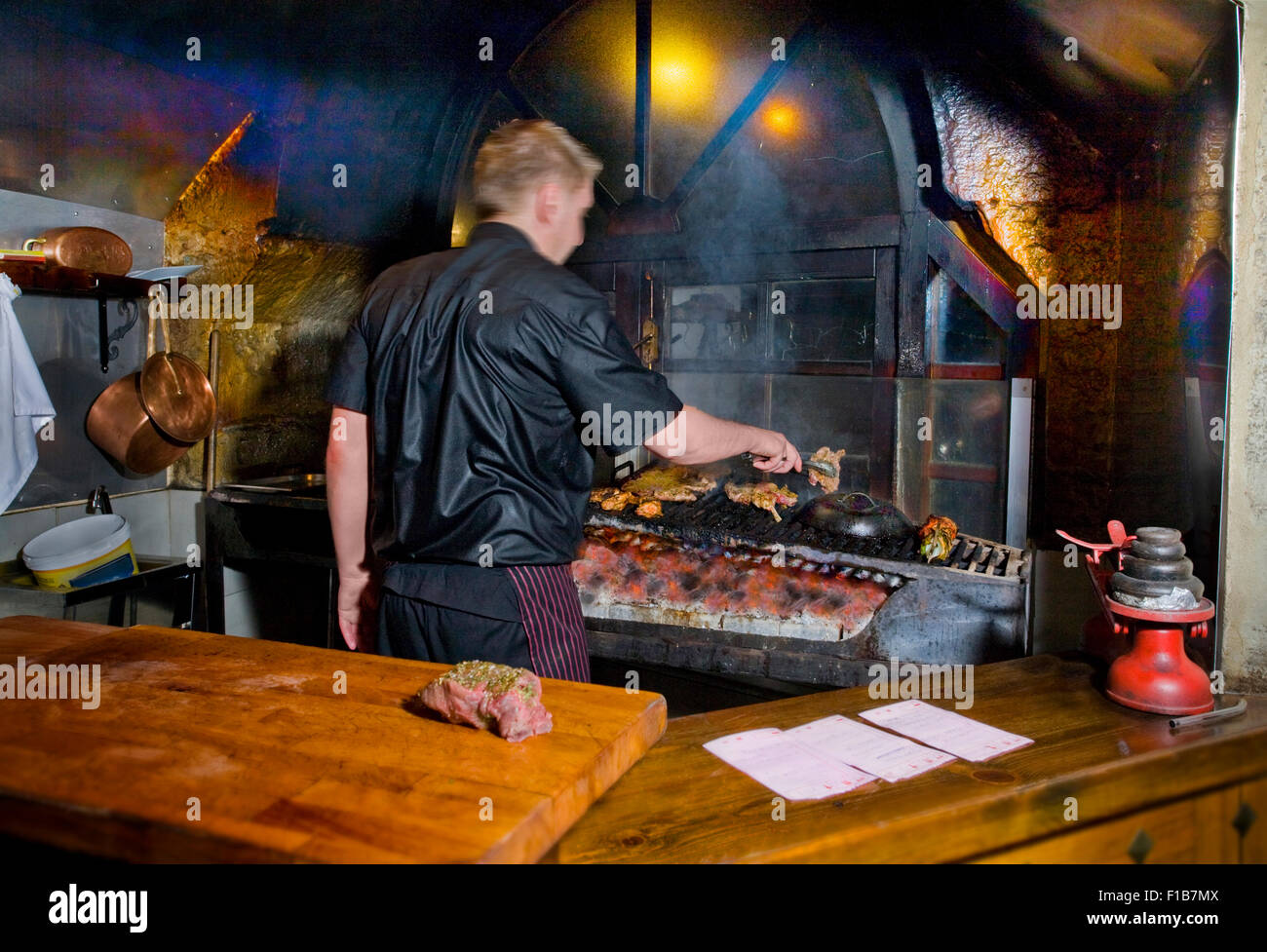 Lo Chef bar-b-Q di varie carni sulla coperta ristorante grill, il cibo gourmet e cucina, Foto Stock