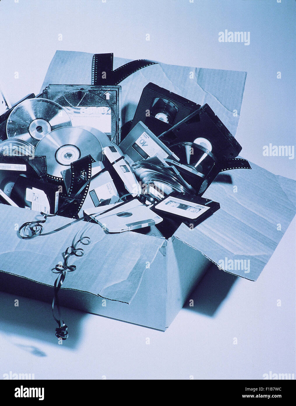 Amburgo, Germania, una scatola riempita con vari supporti di storage Foto Stock