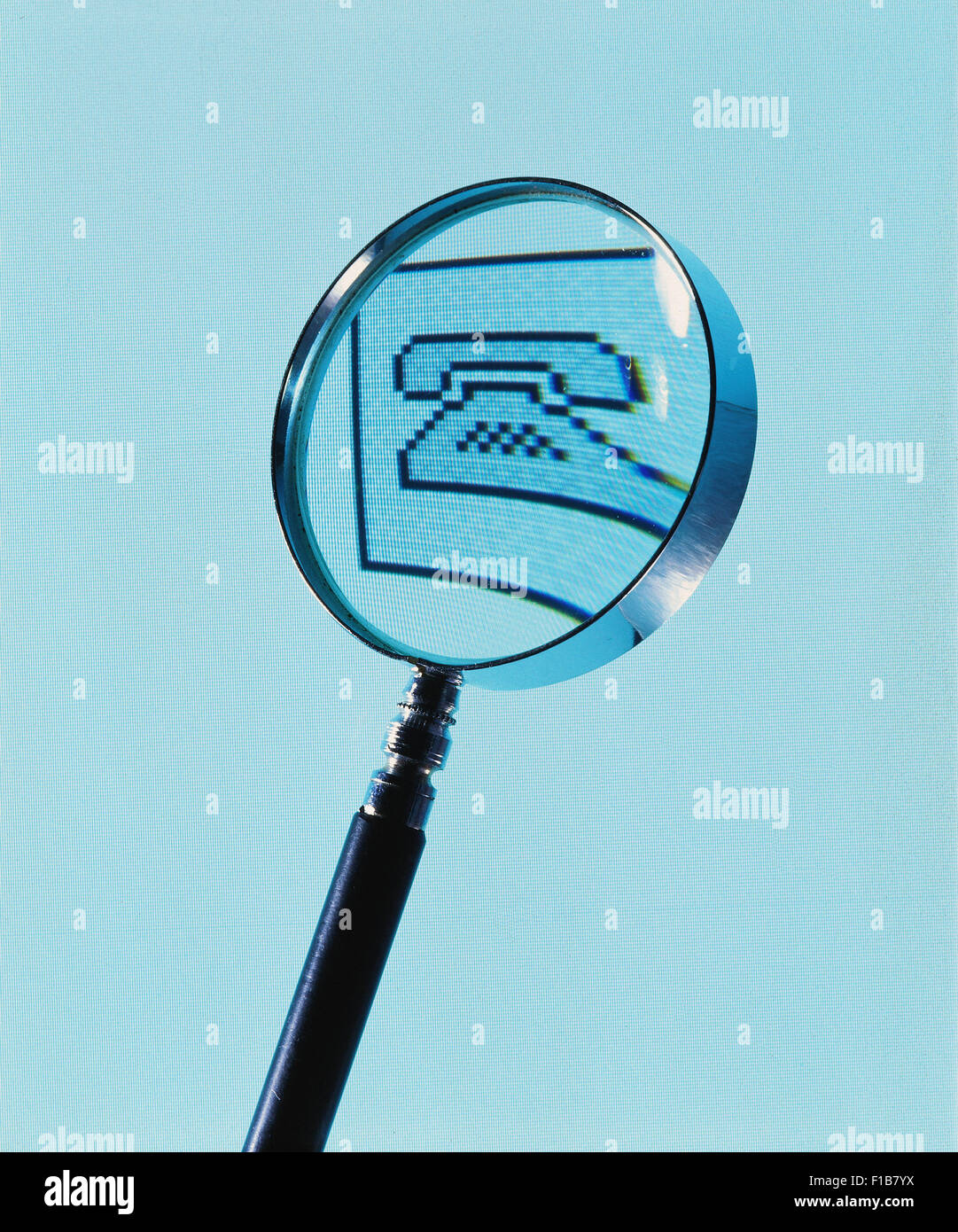 Amburgo, Germania, magnifier con icona del telefono sullo schermo del computer Foto Stock
