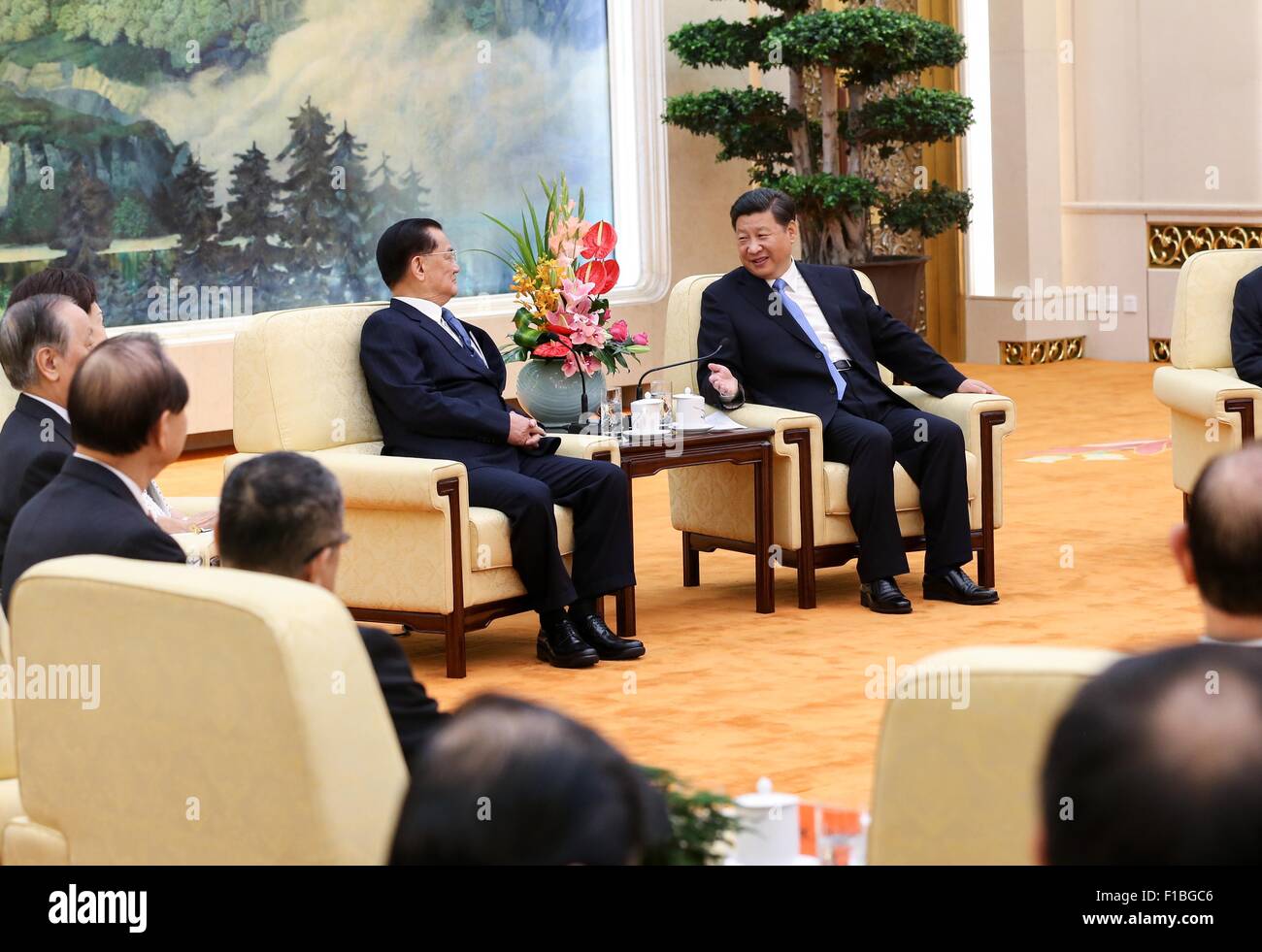 Pechino, Cina. 1 Sep, 2015. Xi Jinping (1R), segretario generale del Partito Comunista della Cina (CPC) Comitato Centrale, incontra Lien Chan (2R), ex presidente del Kuomintang (KMT), Taiwan partito, e gli altri dall'isola, presso la Grande Sala del Popolo di Pechino, capitale della Cina, Sett. 1, 2015. Una delegazione di Taiwan è a Pechino per partecipare agli eventi per commemorare il settantesimo anniversario della fine della Seconda Guerra Mondiale e la vittoria del popolo cinese la guerra di resistenza contro l'Aggressione giapponese. © Ma Zhancheng/Xinhua/Alamy Live News Foto Stock