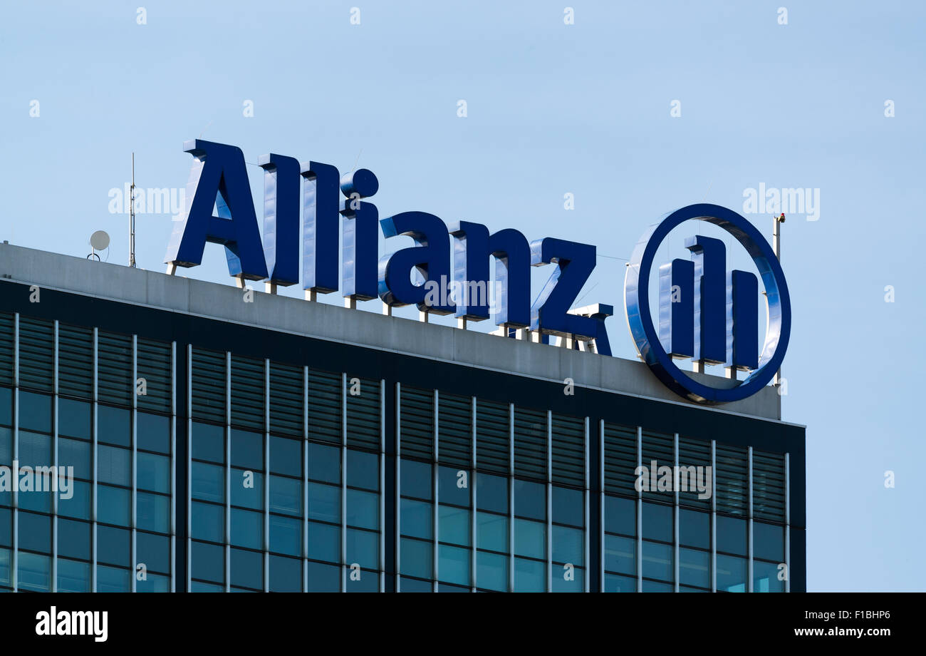 Berlino, Germania, Allianz insegna al neon sul tetto di Treptowers Foto Stock