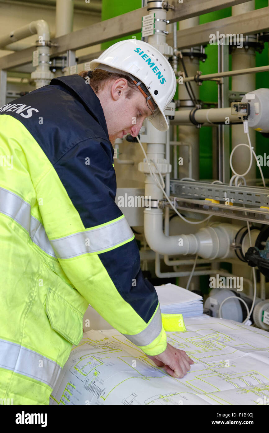 Ludwigsfelde, Germania, i tecnici di Siemens nel Kuehlwasseraufbereitungsanlage di Clean Energy Center Foto Stock