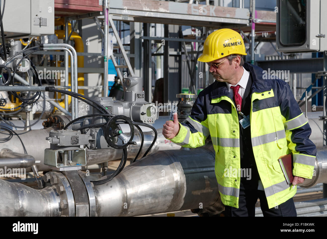 Ludwigsfelde, Germania, Siemens project manager Jerry bussare alla tubazione di alimentazione del carburante della Siemens Clean Energy Center Foto Stock