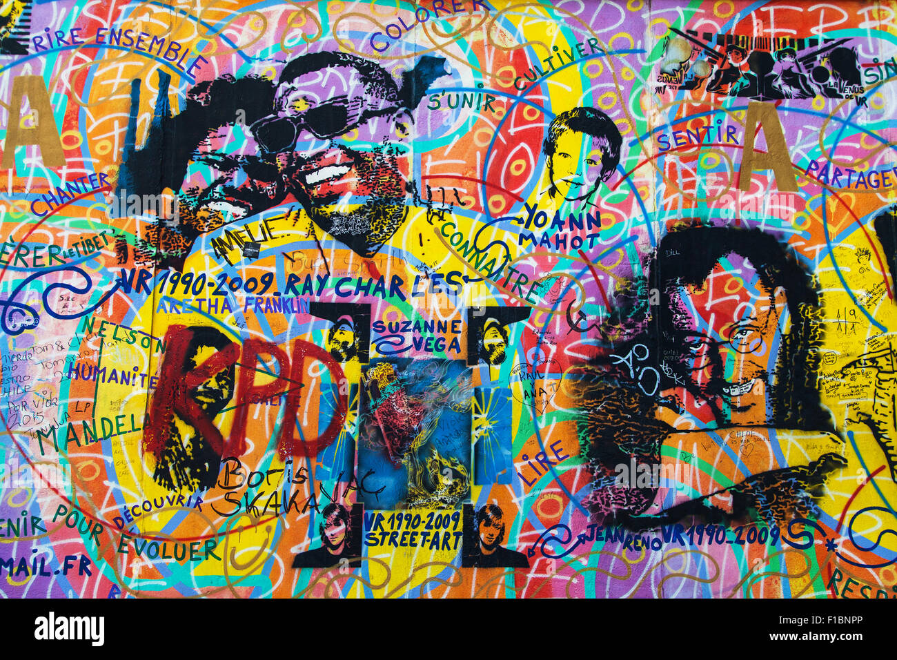 Ritratti di celebrità in 'Amour Paix' da Andreas Paulun sulla East Side Gallery di Berlino, Germania. Foto Stock