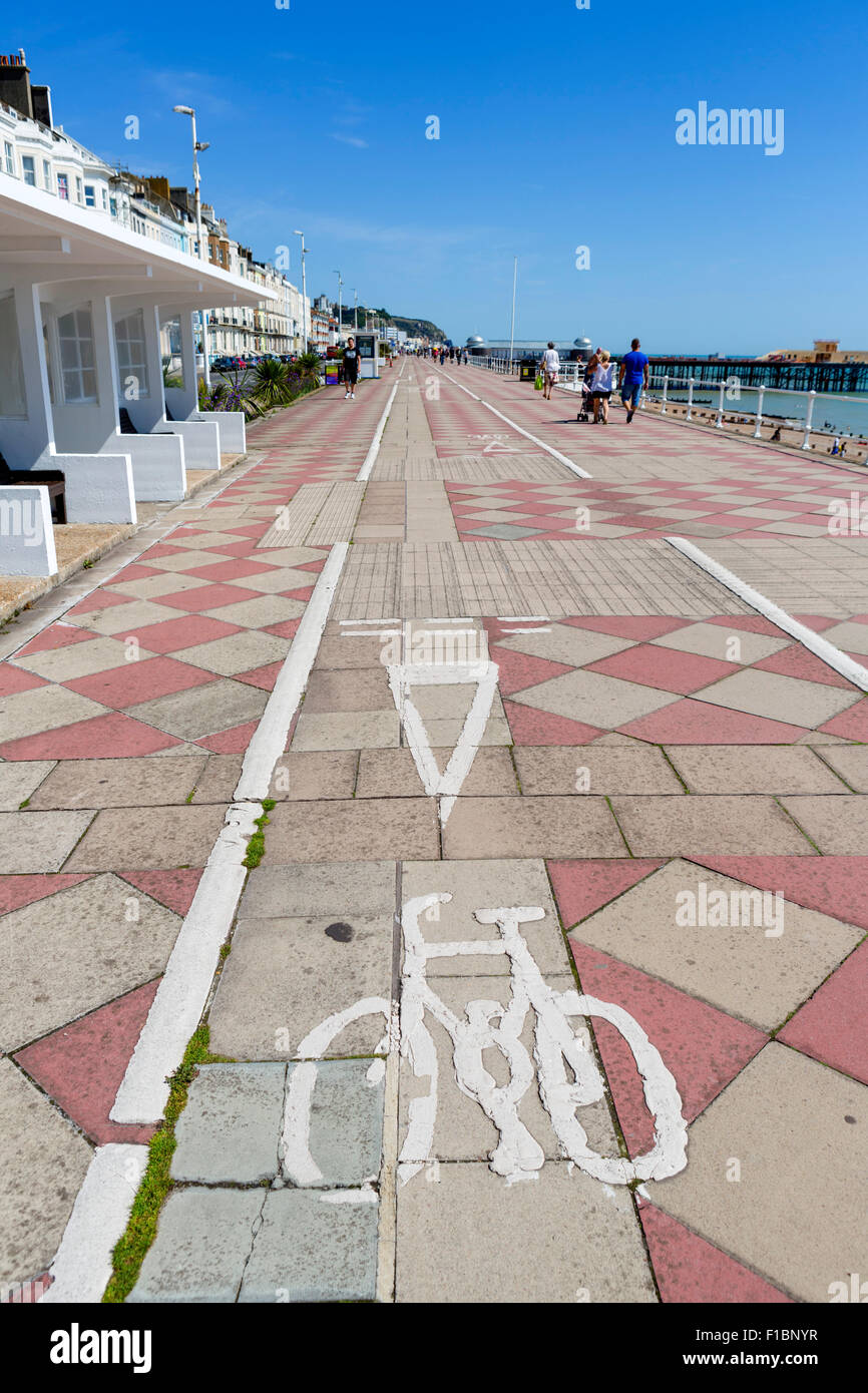 Una pista ciclabile lungo la passeggiata in Hastings, East Sussex England, Regno Unito Foto Stock