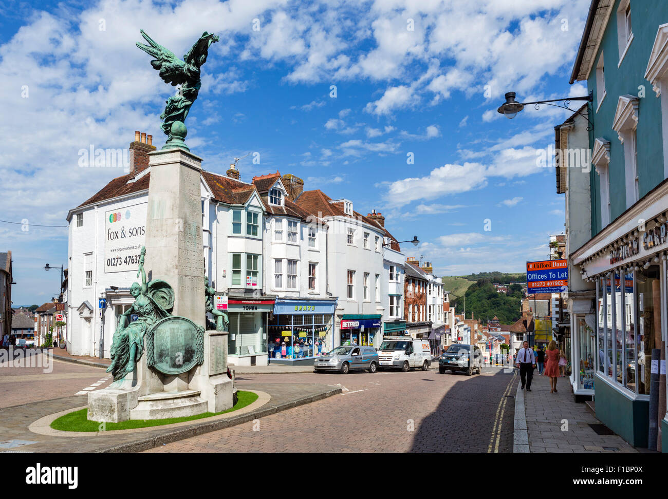 La High Street al bivio con la strada del mercato nel centro della città, Lewes, East Sussex England, Regno Unito Foto Stock