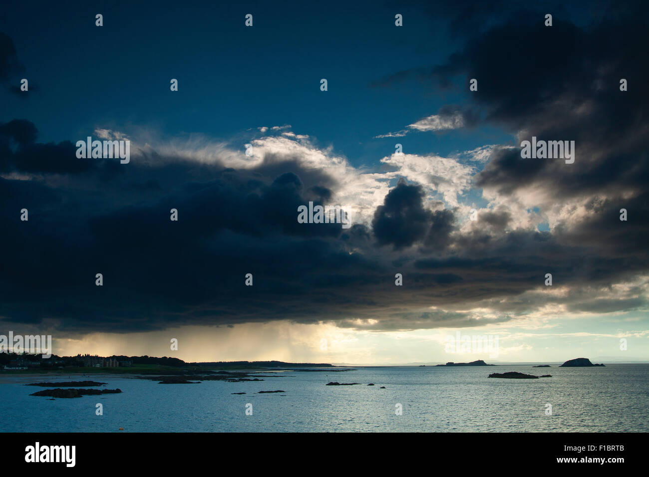 Nuvole temporalesche oltre a North Berwick, East Lothian Foto Stock