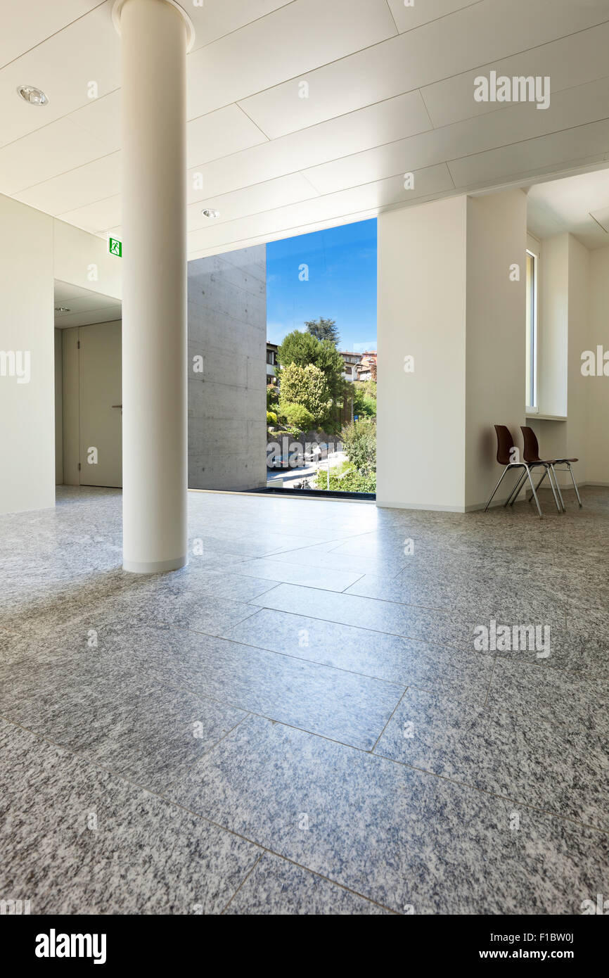 Building Interior, pavimento in granito, muro bianco Foto Stock