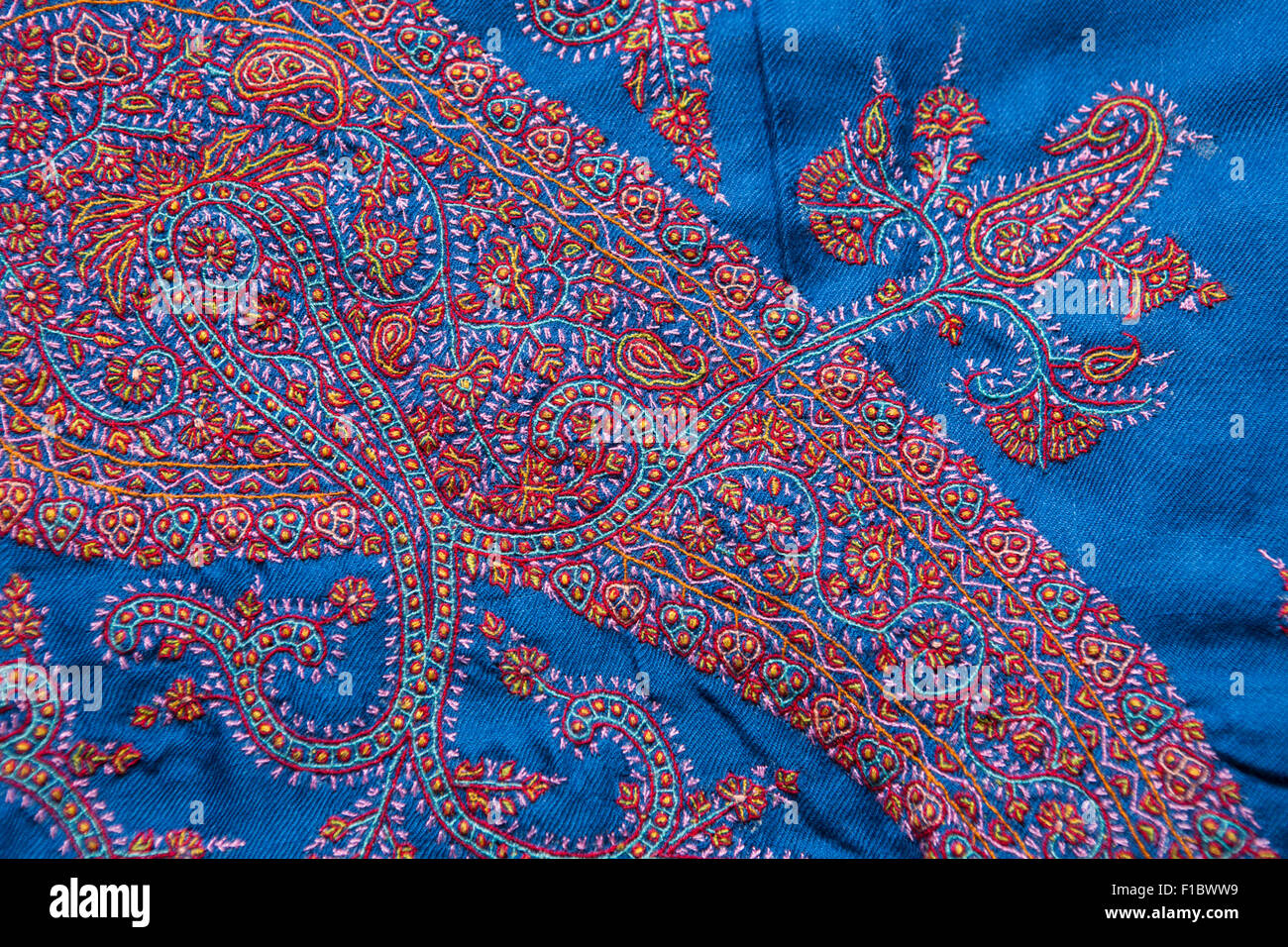 India, Jammu e Kashmir Srinagar, mano embroiderered top pashmina di qualità sulla massa blu Foto Stock