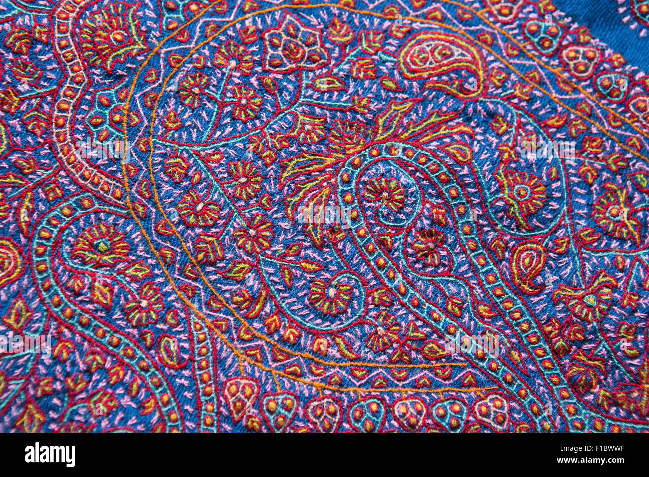 India, Jammu e Kashmir Srinagar, mano embroiderered top pashmina di qualità sulla massa blu Foto Stock