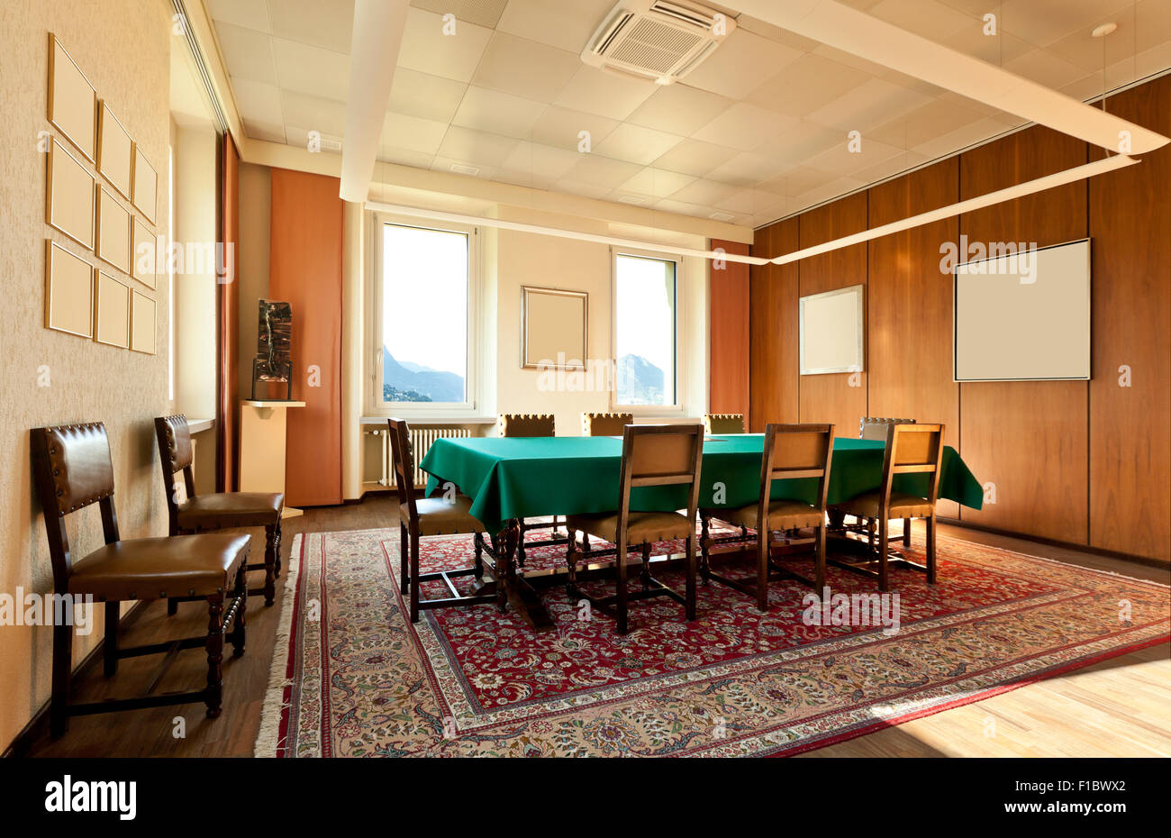 Sala riunioni nella vecchia casa, tavolo verde Foto Stock