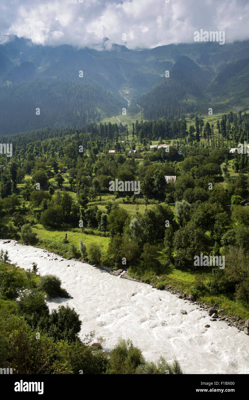 India, Jammu e Kashmir Srinagar a Leh autostrada, Sonamarg, Sind fiume che scorre accanto alla strada Foto Stock