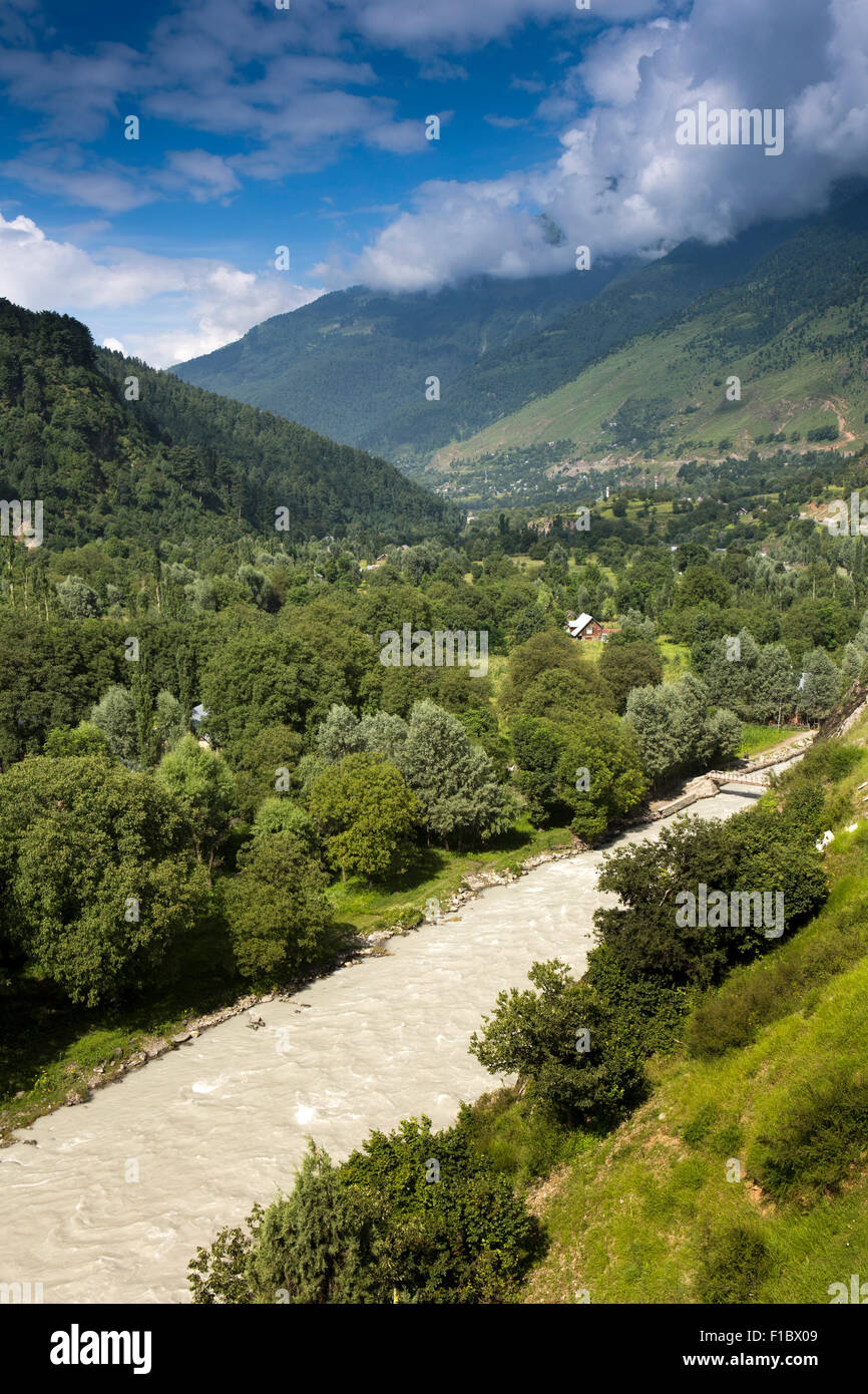 India, Jammu e Kashmir Srinagar a Leh autostrada, Sonamarg, Sind fiume che scorre attraverso la valle Foto Stock
