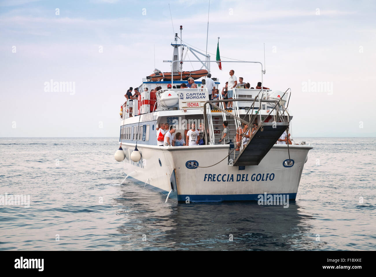 Lacco Ameno, Italia - 14 agosto 2015: Partenza del bianco nave turistica per escursioni in mare operati da Captain Morgan, Ischia Foto Stock