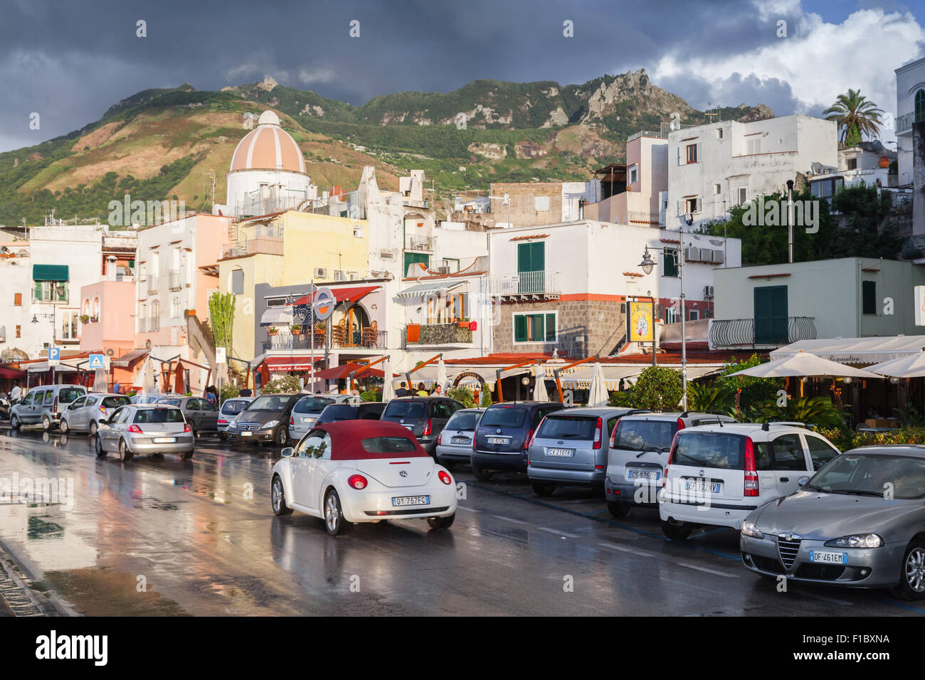 Forio, Italia - Agosto 16, 2015: strada bagnata dopo la pioggia con vetture, Forio di Ischia Foto Stock