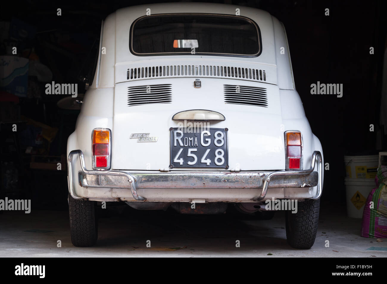 Casamicciola Terme, Italia - 19 agosto 2015: vecchia FIAT 500 bianco l auto si erge nel buio garage, vista posteriore Foto Stock