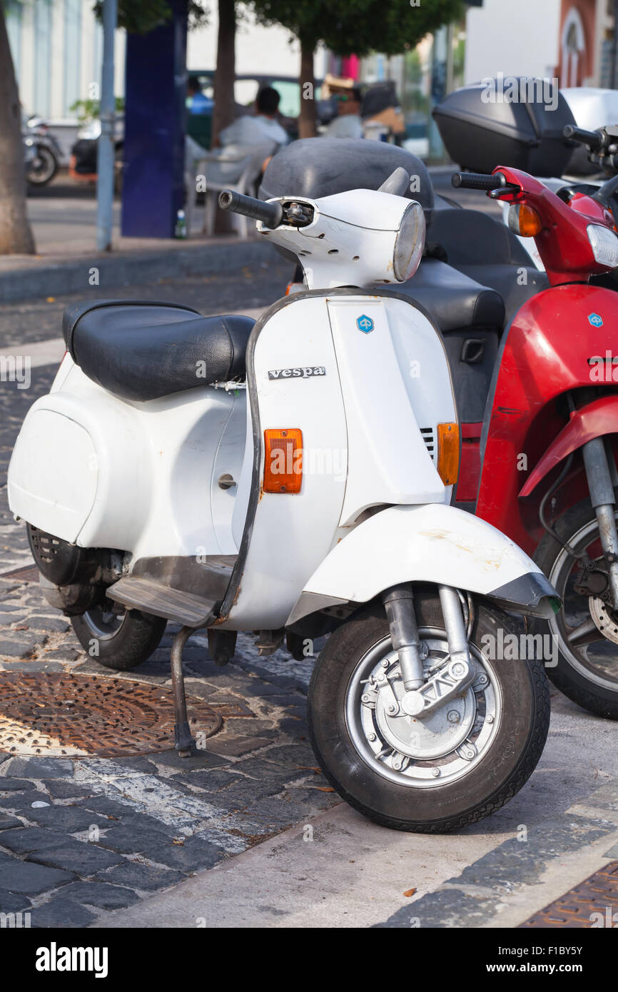 Lacco Ameno, Italia - 12 agosto 2015: Classico stile vecchia Vespa scooter sta parcheggiato su una strada Foto Stock