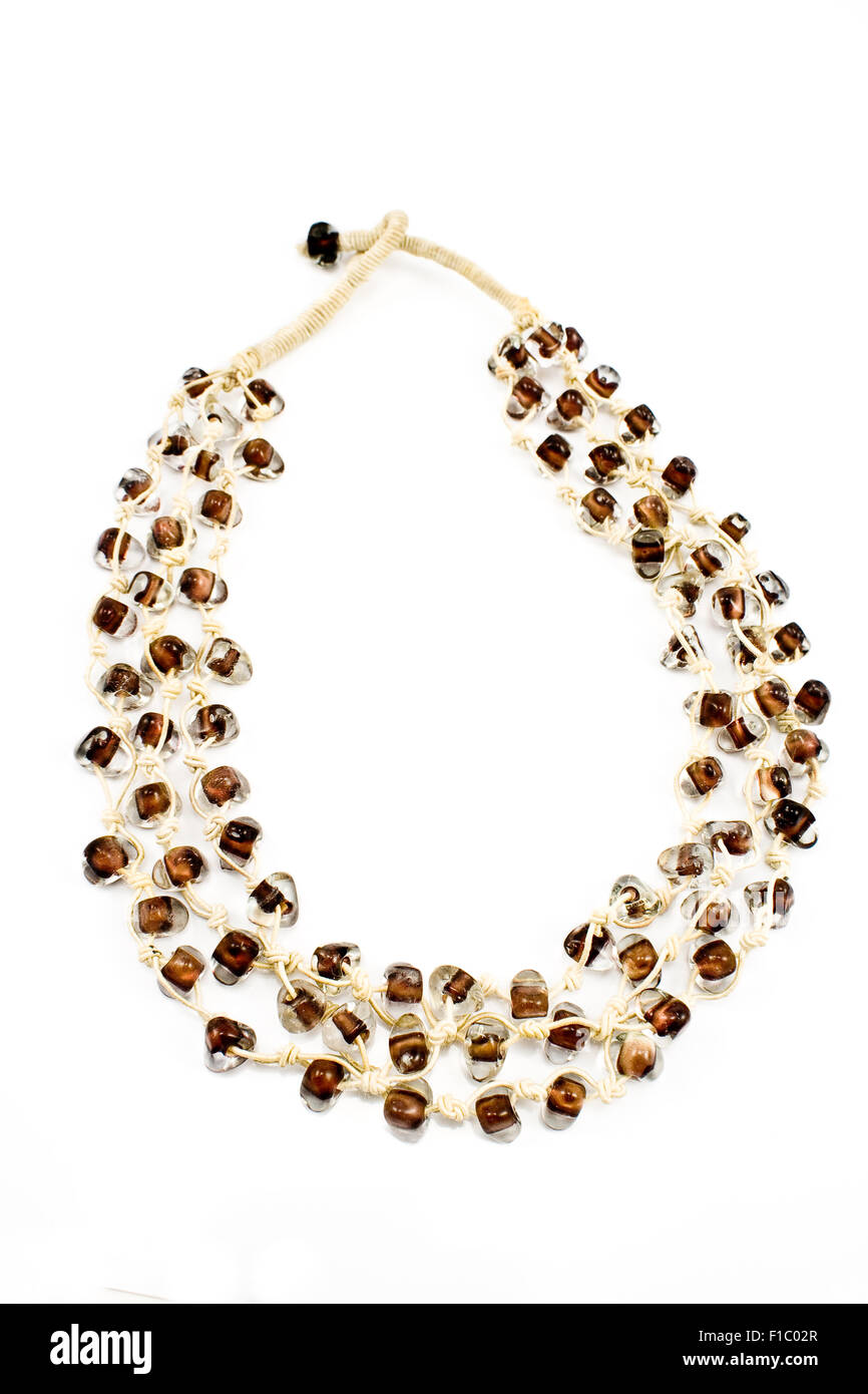Girocollo con perle di vetro bianco e funi Foto Stock