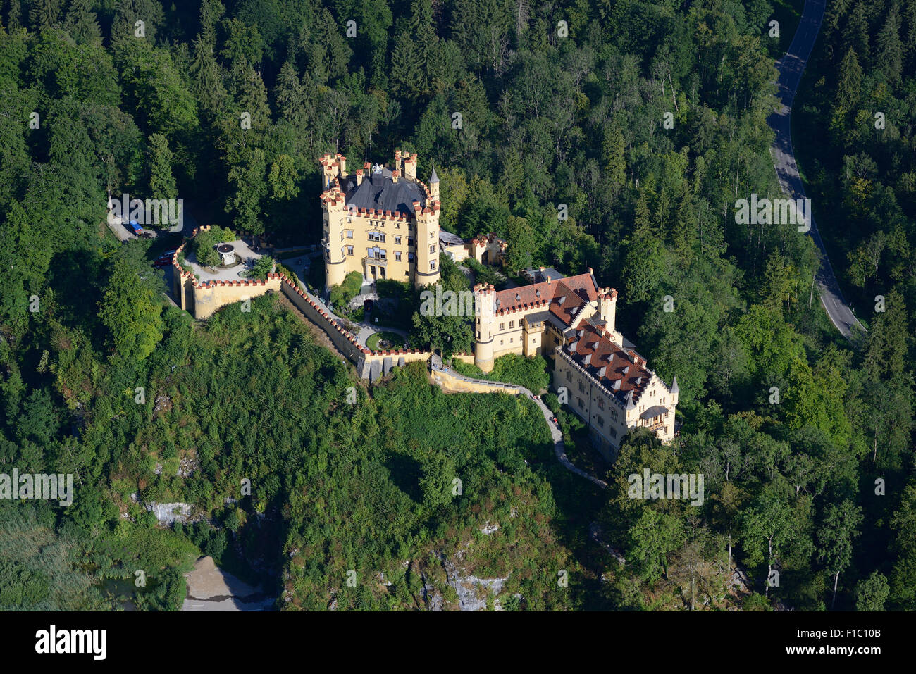 VISTA AEREA. Hohenschwangau Castello. Füssen, Baviera, Germania. Foto Stock