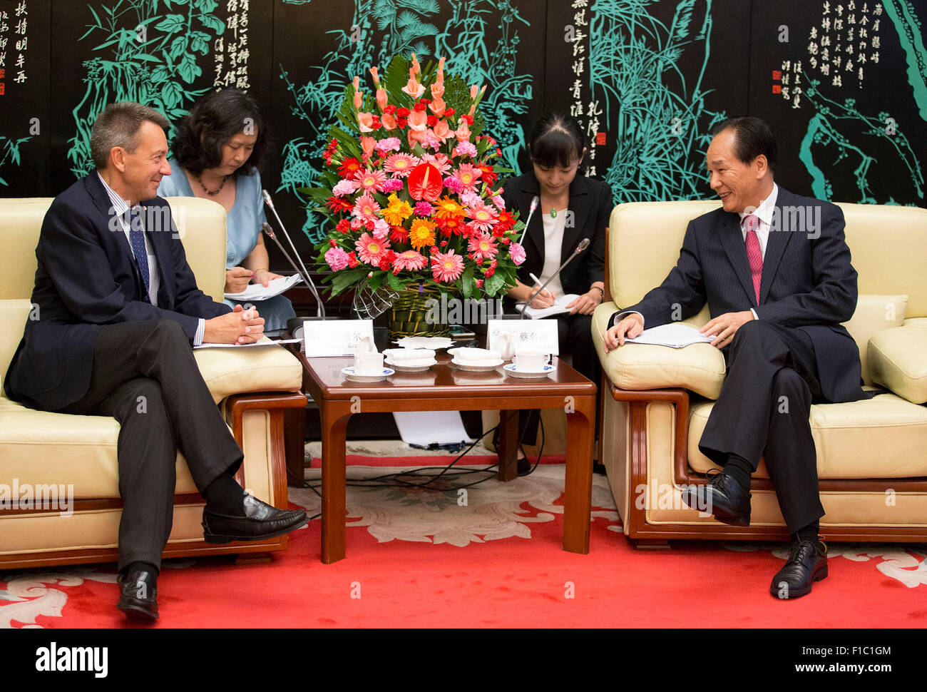 (150901) -- PECHINO, Sett. 1, 2015 (Xinhua) -- Xinhua Presidente Cai Mingzhao (R) anteriore incontra Peter Maurer, Presidente del Comitato internazionale della Croce Rossa (CICR), a Pechino, capitale della Cina, Sett. 1, 2015. Internazionale umanitaria watchdog e lo stato dell'agenzia di notizie della Cina ha proclamato il loro impegno in un memorandum di intesa sulla cooperazione strategica firmato dal presidente del CICR Peter Maurer e Xinhua Presidente Cai Mingzhao martedì. Secondo il documento, le due organizzazioni rafforzerà la cooperazione in settori quali i servizi di supporto, formazione e humani Foto Stock