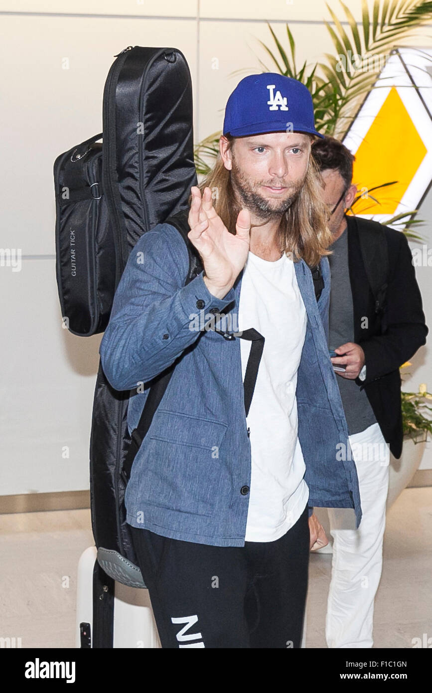Chiba, Giappone. Il 1 settembre 2015. James Valentine un membro della American pop rock band Maroon 5 saluta tifosi al suo arrivo all'Aeroporto Internazionale Narita il 1 settembre 2015, Chiba, Giappone. Maroon 5 è in Giappone come parte del loro tour mondiale 2015. Credito: Rodrigo Reyes Marin/AFLO/Alamy Live News Foto Stock