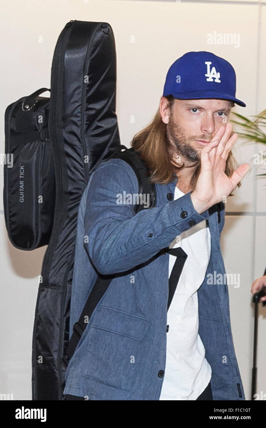 Chiba, Giappone. Il 1 settembre 2015. James Valentine un membro della American pop rock band Maroon 5 saluta tifosi al suo arrivo all'Aeroporto Internazionale Narita il 1 settembre 2015, Chiba, Giappone. Maroon 5 è in Giappone come parte del loro tour mondiale 2015. Credito: Rodrigo Reyes Marin/AFLO/Alamy Live News Foto Stock