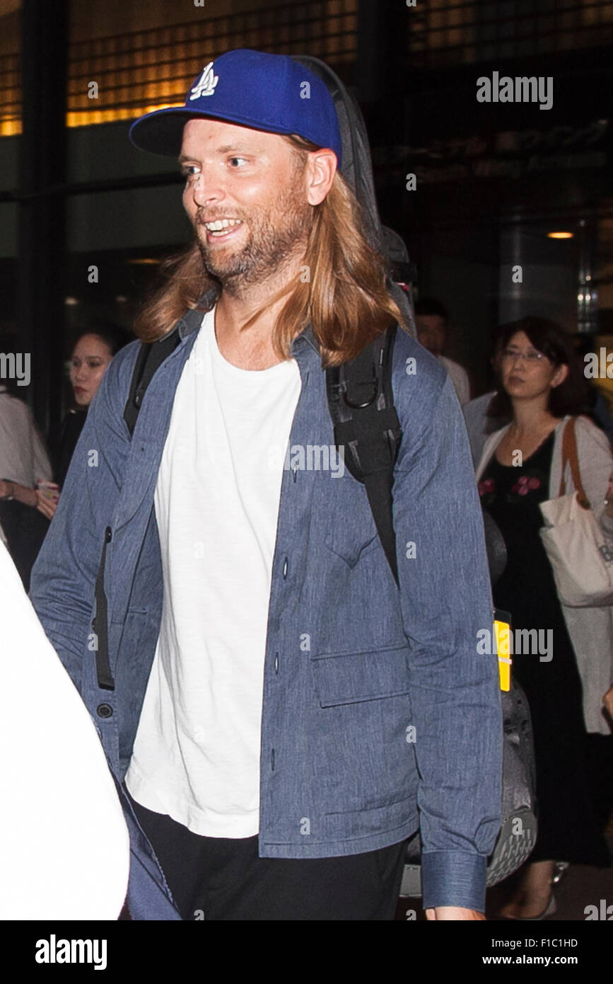 Chiba, Giappone. Il 1 settembre 2015. James Valentine un membro della American pop rock band Maroon 5 arriva all'Aeroporto Internazionale di Narita il 1 settembre 2015, Chiba, Giappone. Maroon 5 è in Giappone come parte del loro tour mondiale 2015. Credito: Rodrigo Reyes Marin/AFLO/Alamy Live News Foto Stock