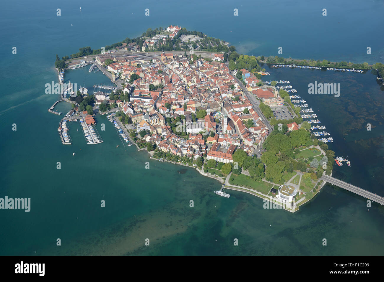 VISTA AEREA. Isola di Lindau. Lindau, Lago di Costanza, Baviera, Germania. Foto Stock
