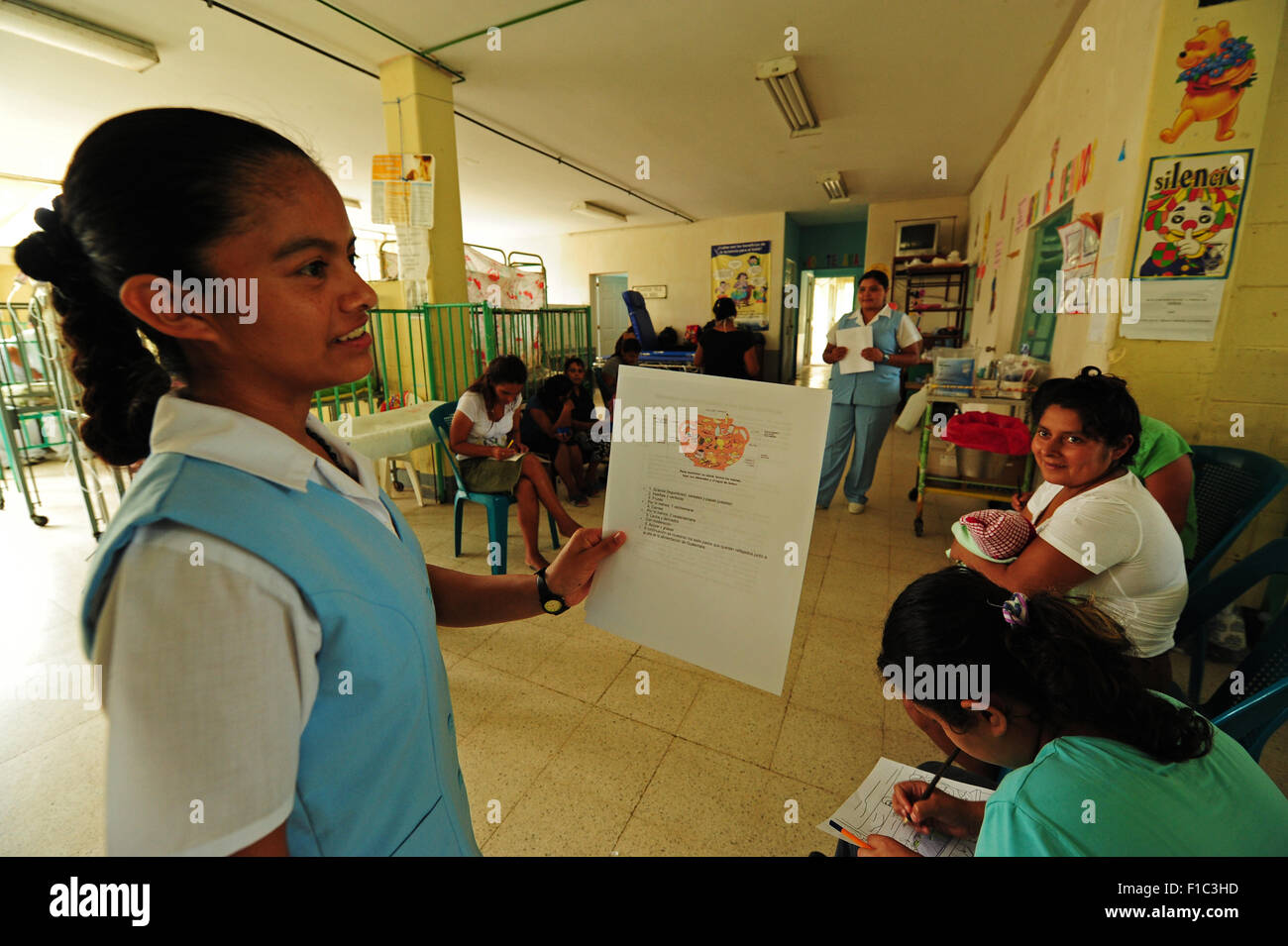 Guatemala, Cuilapa, infermiere dando un discorso su nutrizione (Delmi Osmilda Veliz Ruano 19 e Ingrid nona Silva, 23 anni) Foto Stock