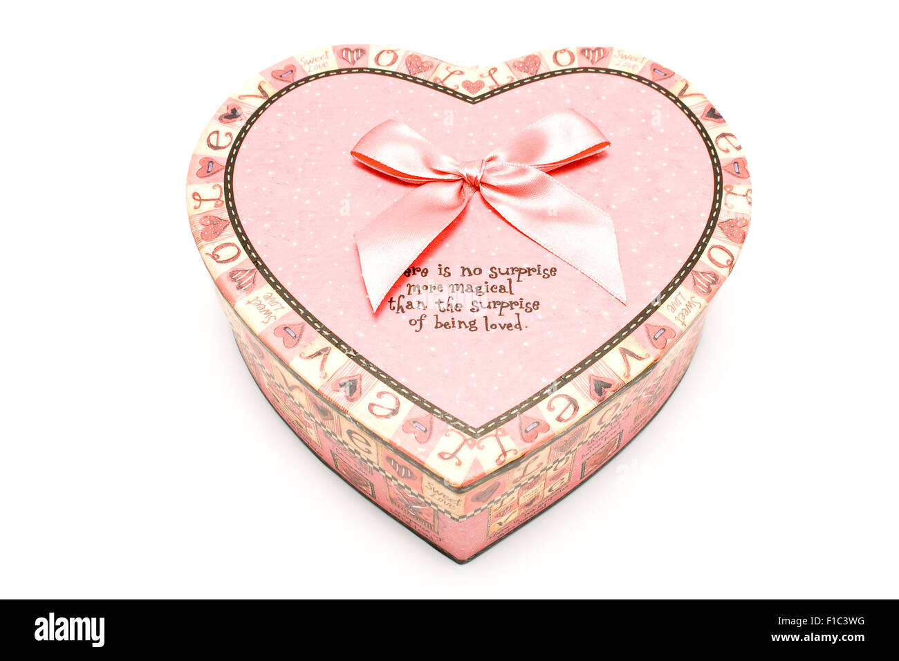 Colorata carta regalo Scatola cuore isolato su sfondo bianco Foto Stock