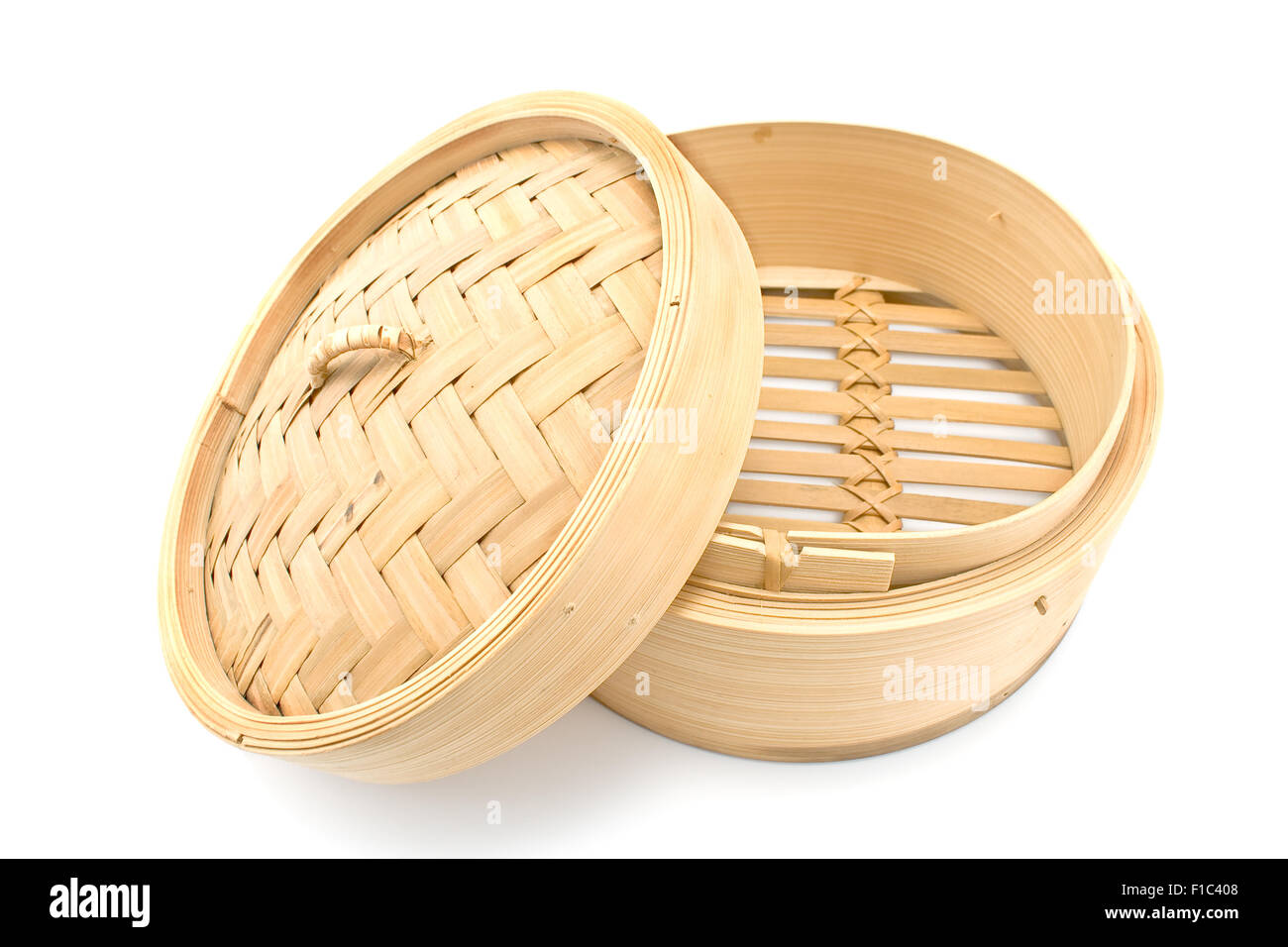 Cestello di bambù vaporizzatore con coperchio aperto isolato su bianco Foto Stock