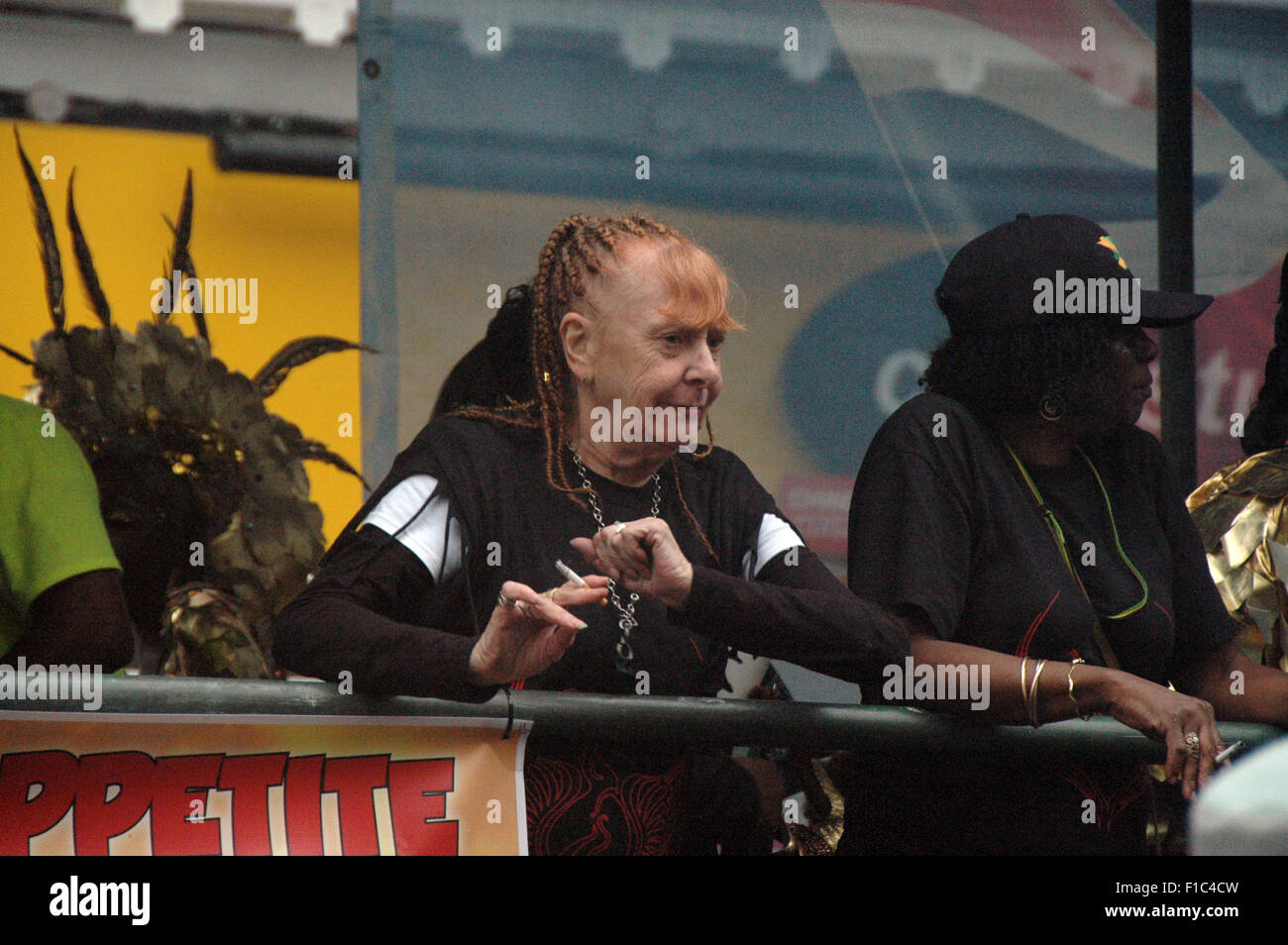 Londra, UK, 31 agosto 2015, donna danze del galleggiante a carnevale di Notting Hill. Credito: JOHNNY ARMSTEAD/Alamy Live News Foto Stock